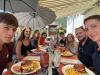 Repas de groupe selfie